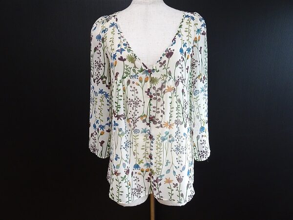 繊細な花柄が上品なホコモモラのブラウスを買取しました