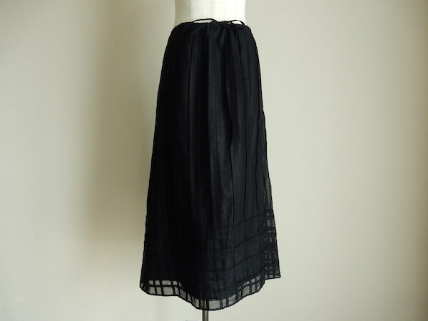 どこか色気を感じる印象に｜シビラのスカートを買取しました