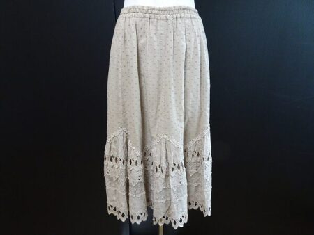 レースデザインがリッチな印象に｜バラ色の暮し スカートを買取しました