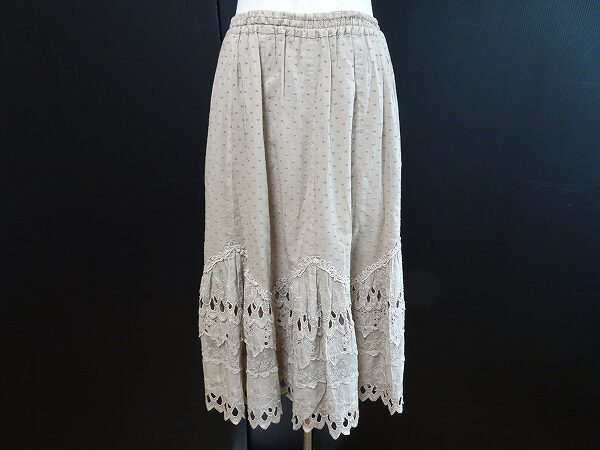 レースデザインがリッチな印象に｜バラ色の暮し スカートを買取しました