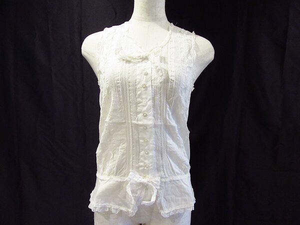 贅沢なフリル使いがピンクハウスらしい!ブラウスを買取しました