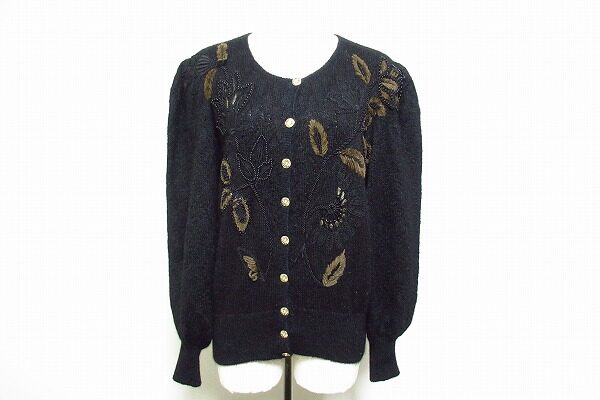 女性ラインに沿ったデザインが素敵なソワレドヒロミのカーディガンを買取しました