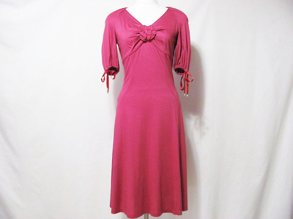 大胆ピンクで上級者コーディネート｜エポカのワンピースを買取しました