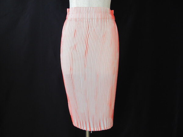 繊細プリーツでハツラツとした印象に|イッセイミヤケのスカート