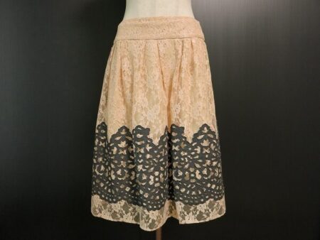 レースが上品なユキトリイのスカートを買取しました