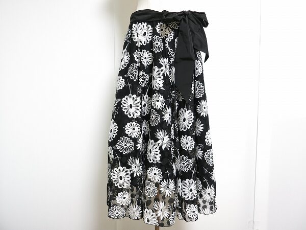 刺繍のお花が可愛い｜伊太利屋のスカートを買取しました