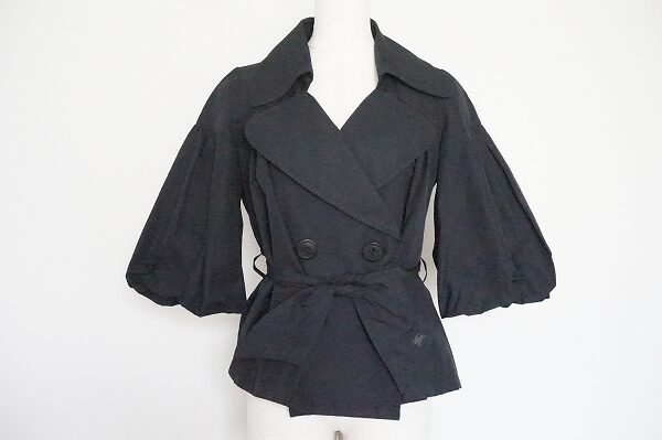 メリハリある印象が素敵｜バーバリーブルーレーベル ショートトレンチを買取しました