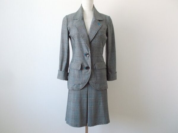 落ち着いた女性へ変身｜レジーナロマンティコのスカートスーツを買取しました