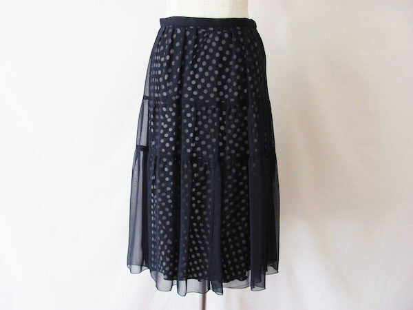 控えめに覗くドット柄が素敵｜ユキトリイのスカートを買取しました