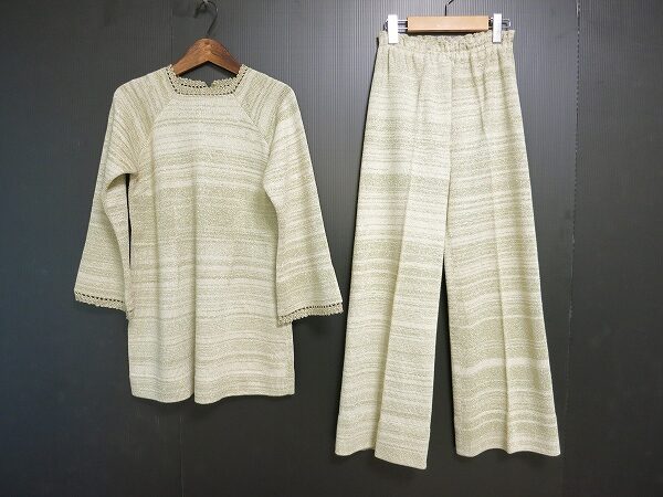 オフホワイト×ゴールドが煌びやか!斉藤都世子のセットアップを買取しました