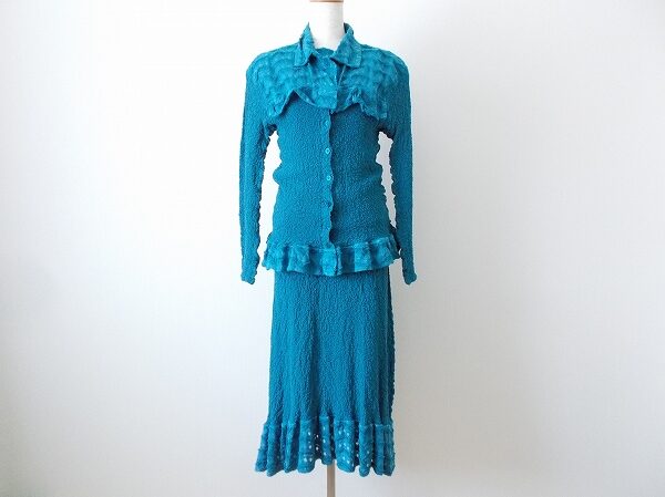 華やかさを感じるブルー｜ミーイッセイミヤケ のセットアップを買取しました