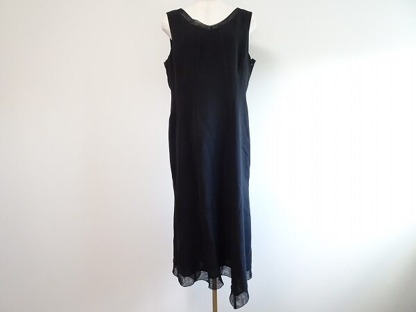 非対称のデザインであか抜けた印象に｜ユキトリイのワンピースを買取しました