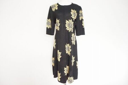 キュートなひまわりが特徴｜斉藤都世子のワンピースを買取しました