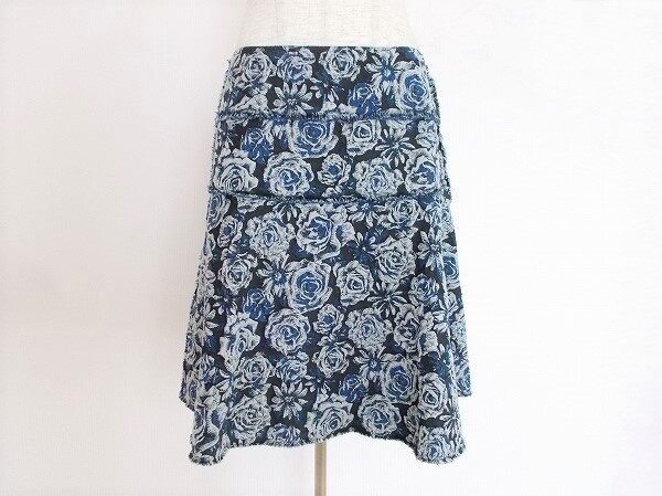 小意気なバラがアクセント｜ランバンのデニム風スカートを買取しました