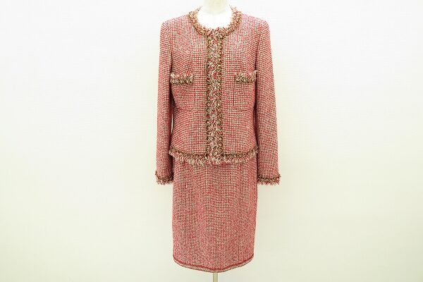 シャネルの代名詞ともいえる！ツイード スカートスーツを買取しました