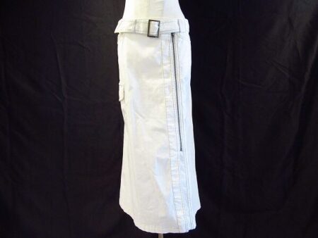 スリムデザインが気分を上げる！エッセンシャル ヒロコビスのスカートを買取しました