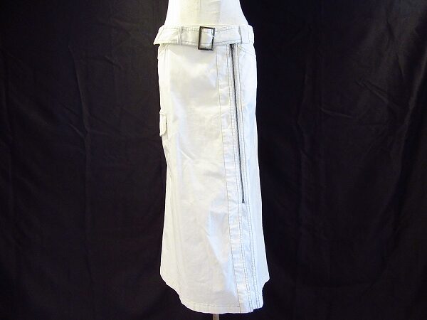 スリムデザインが気分を上げる!エッセンシャル ヒロコビスのスカートを買取しました