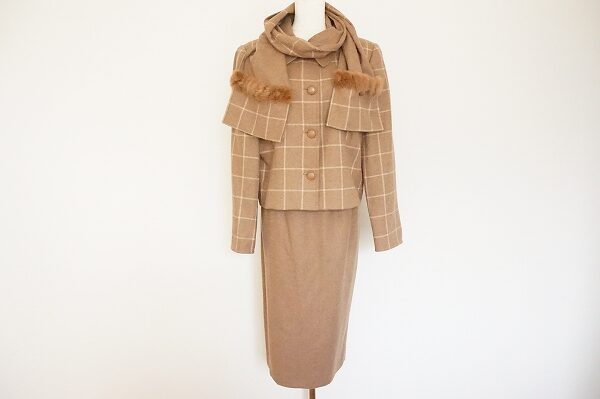 明るい×落ち着きのバランスがナイス|ジュンアシダのスカートスーツを買取しました