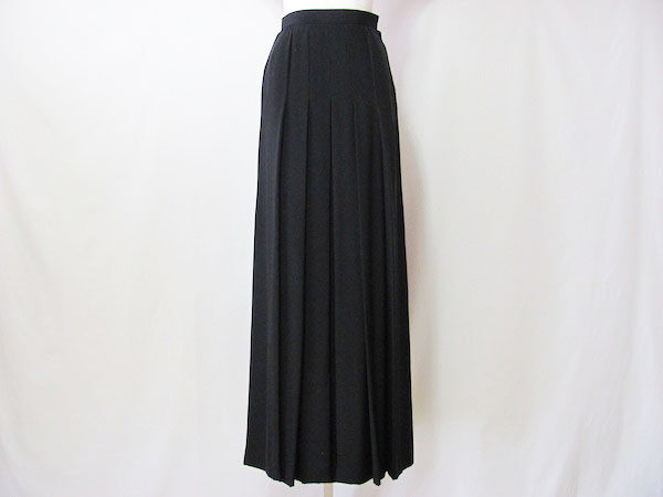 足元をおしゃれに決めるなら！クリスチャンディオールのロングスカートを買取しました