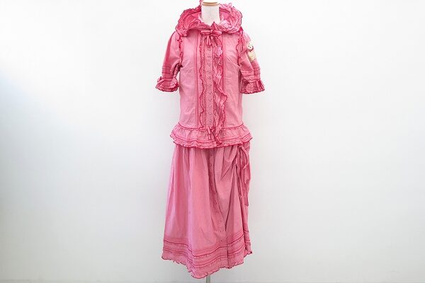 バラを連想しそうな鮮やかな赤のワンピースセットを買取！ピンクハウス