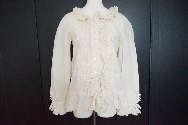 フリル×ベージュが柔らか女性をつくる｜ピンクハウスのブラウスを買取しました