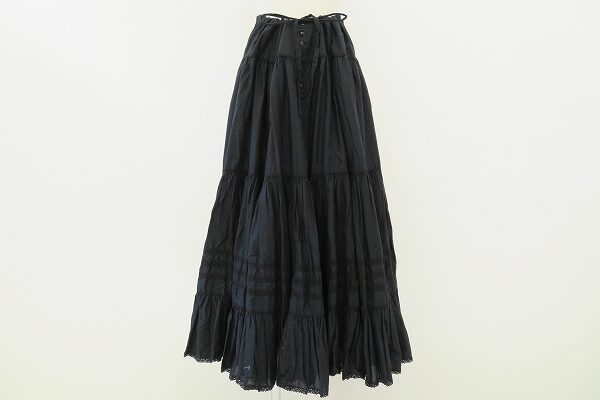 黒とレースの魅力的な組み合わせ｜ピンクハウスのスカートを買取しました