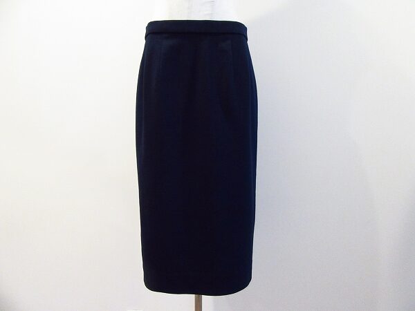 1着あるだけでシックな印象となる｜レオナールのタイトスカートを買取しました