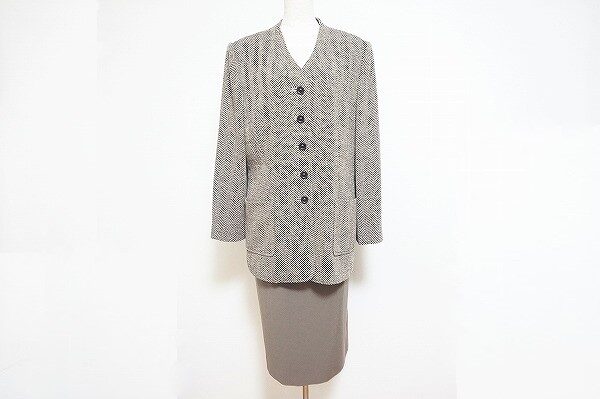 しっとりとした印象に|ジュンアシダのスカートスーツを買取しました