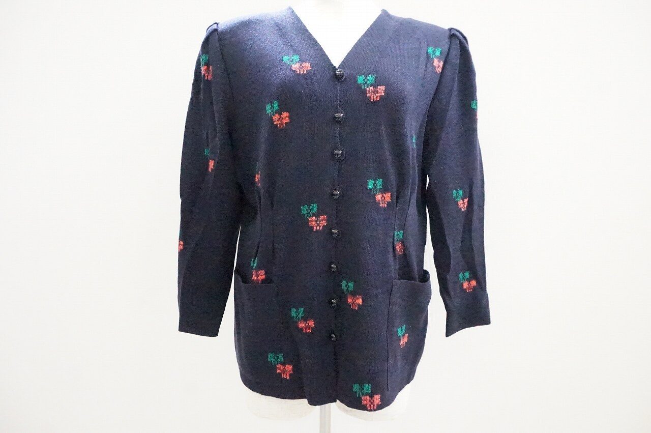 ネイビーと柄のコンビネーションが絶妙|斉藤都世子のカーディガンを買取しました