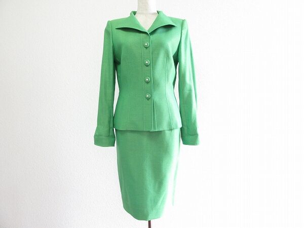 鮮やかグリーンが存在感を醸し出す|銀座マギーのスカートスーツを買取しました