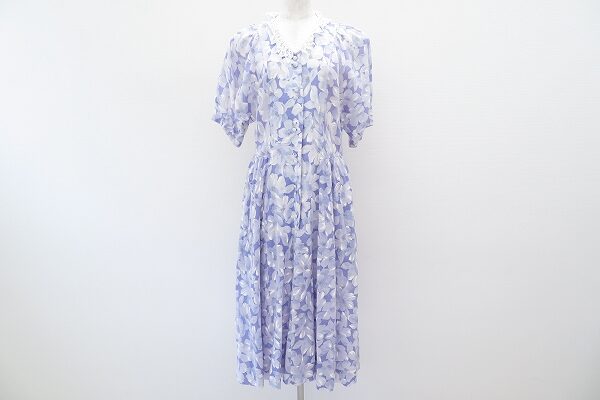 紫と花柄のバランスが優雅な雰囲気を作り出す｜バラ色の暮し ワンピースを買取しました