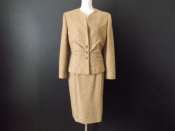 しっとりと上品に仕上がるシルエット｜ヴァレンティノのスカートスーツを買取しました