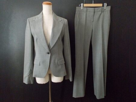 クールな中にも柔らかさが残る｜セオリーのパンツスーツを買取しました