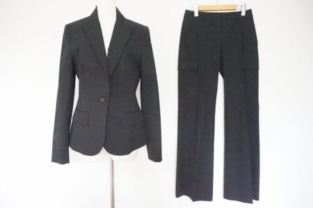 キャリアウーマン風のシルエットが光る｜セオリーのパンツスーツを買取しました