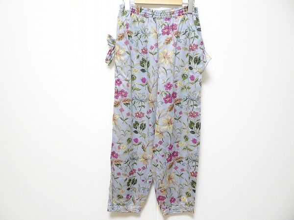 可愛くもポップなお花がエレガントに!バラ色の暮しのパンツを買取しました