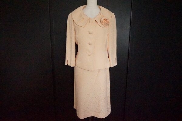 やさしいオレンジが上品｜ユキトリイのスカートスーツを買取しました