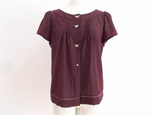 レアな赤紫で高級感溢れる印象に|ホコモモラのブラウスを買取しました