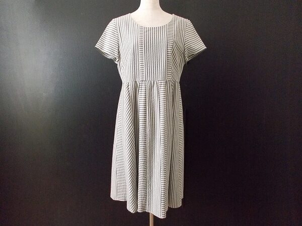 細身のストライプでさっぱり着られる｜ホコモモラのワンピースを買取しました