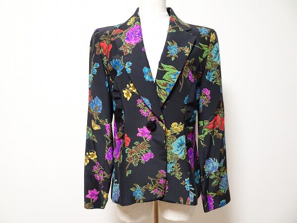 カラフルなお花に見とれる|イネスのジャケットを買取しました