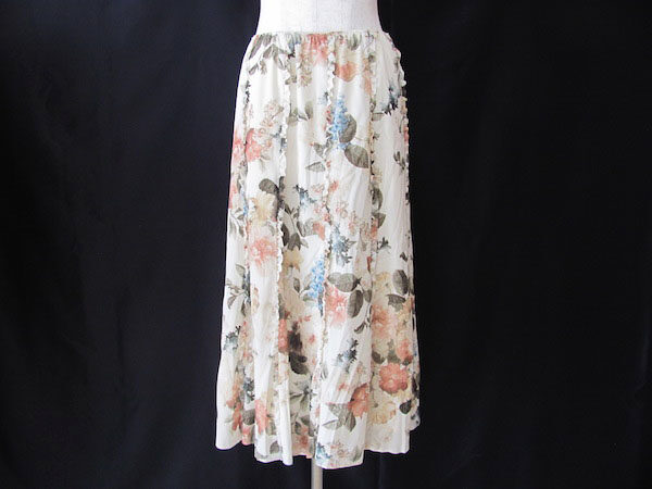 彩り豊かな花柄でワクワク感を|クリスチャンオジャールのスカートを買取しました