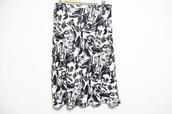 モノトーン調で使いやすい|レリアンのスカートを買取しました