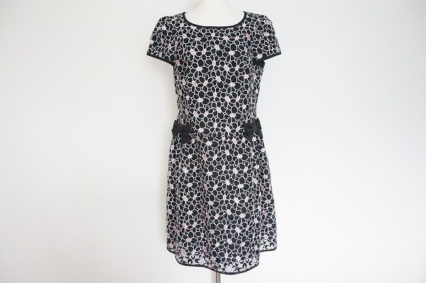 モノトーンの花モチーフがアクセントに！エムズグレイシーのワンピースを買取しました