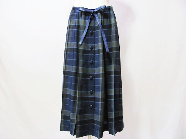 可愛らしくも綺麗めなチェックで勝負｜レリアンのスカートを買取しました