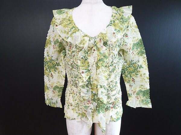 柔らかいグリーンで自然体に｜ユキトリイのブラウスを買取しました