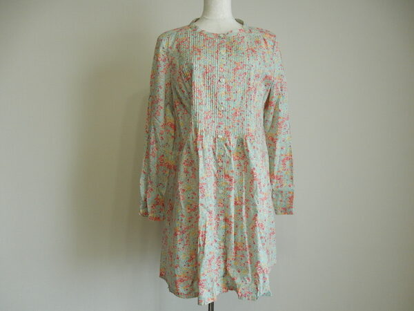 小柄の花がポイントとなる｜タバサのチュニックを買取しました