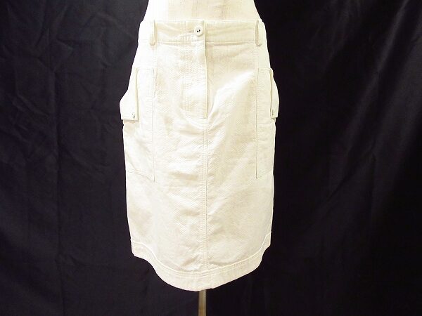 シンプルな白だからこそおしゃれであか抜けた印象に｜ランバンのスカートを買取しました
