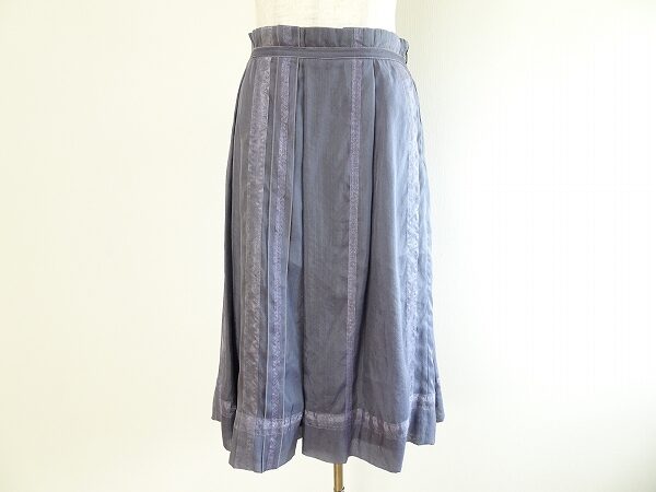 絹素材で落ち着き度を放つ｜ヒューゴボスのスカートを買取しました