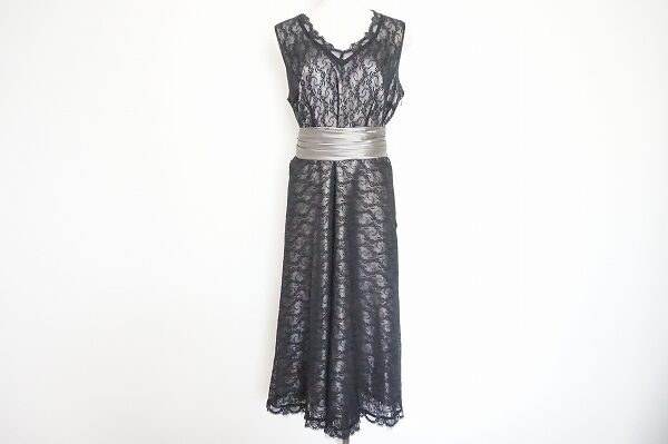 優しく揺れるスカートが印象的｜ローラアシュレイのワンピースを買取しました