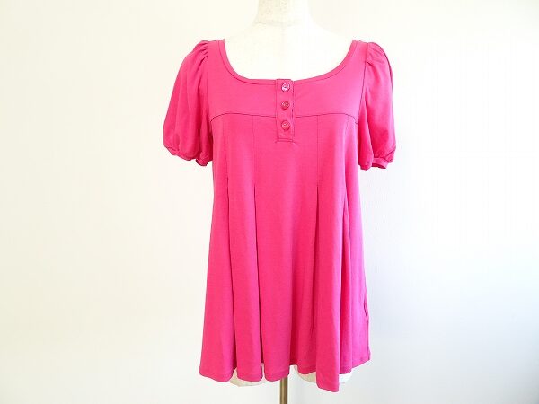 目が冴えるピンクが素敵｜バーバリーブルーレーベルのカットソーを買取しました