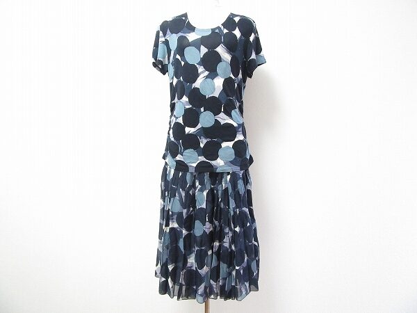 大ぶりドットが素敵｜バジーレのスカートスーツを買取しました